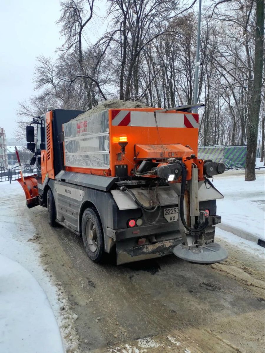 Новини Харкова: комунальники борються з ожеледицею